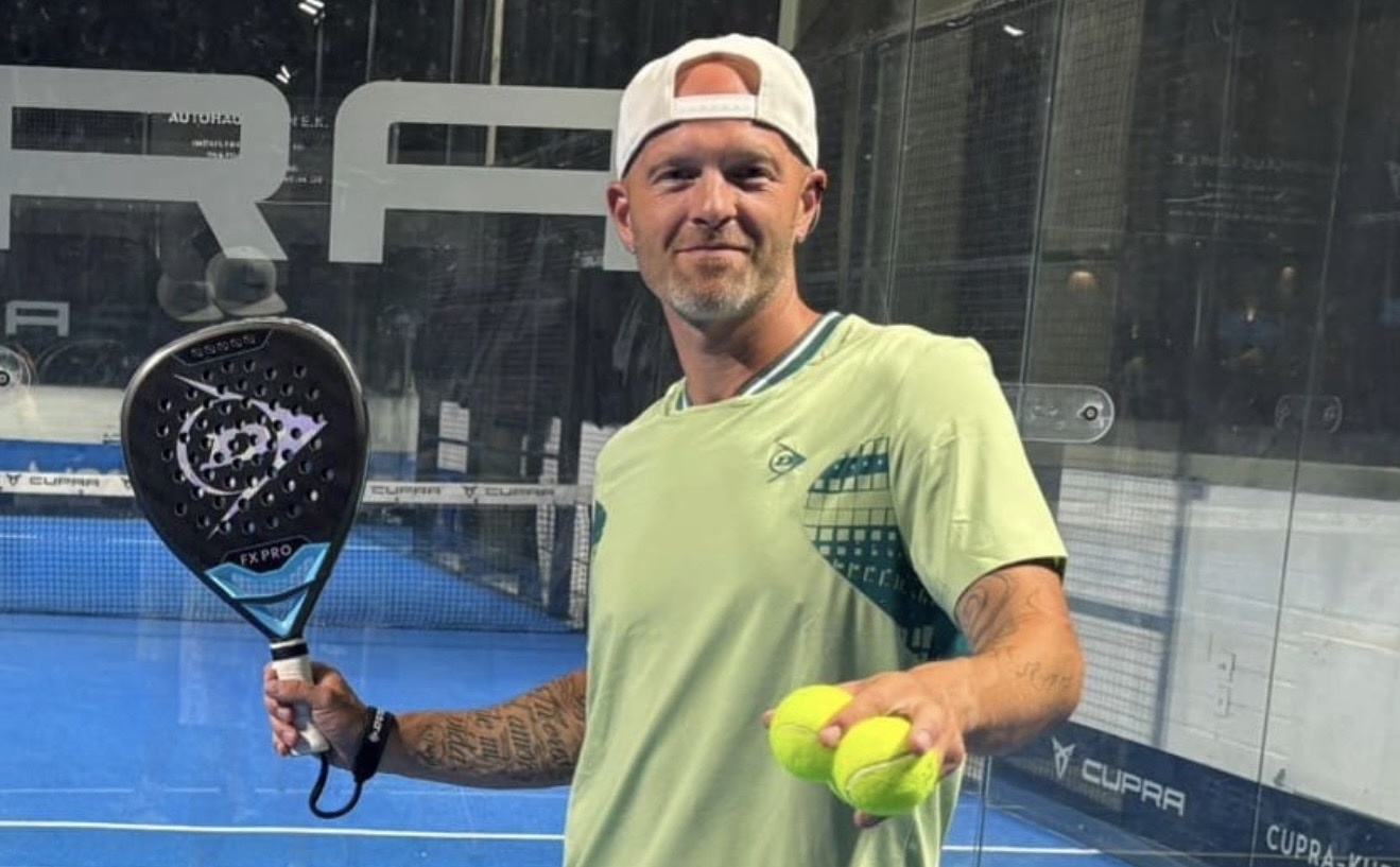 Daniel Frekot beim Padel-Training auf dem Court